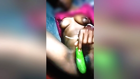 Indian housewife fills her pussy with her own juice