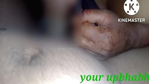 Indian girl is in the bathroom and she can't clean herself