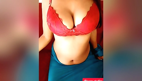Saree desi Bengali teen shows off her beautiful body