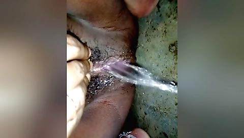 Indian amateur video shows a girl masturbating in the bathroom