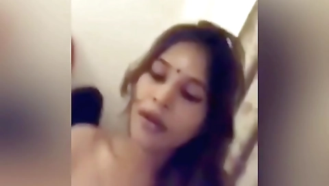 Indian beauty gets fucked in her cunt in a homemade video