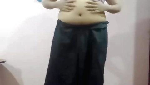 I masturbate on the webcam making her self-pleasing