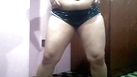 Chubby beauty masturbating in a hairy bed in amateur video