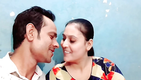 Indian brunette gets creampied in the amateur porn clip