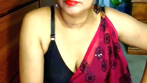 Indian milf fucks in a solo amateur webcam porn clip