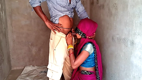 Indian chick gets it on with a fellow on the street