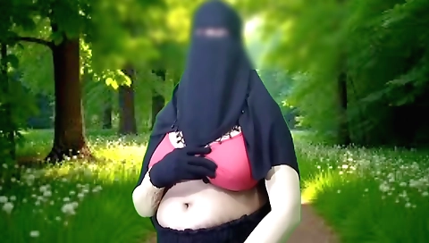 Busty Indian bitch shows herself naked and gives a nice blowjob