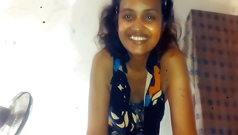 Indian brunette girl gives a blowjob and a blowjob to her lover