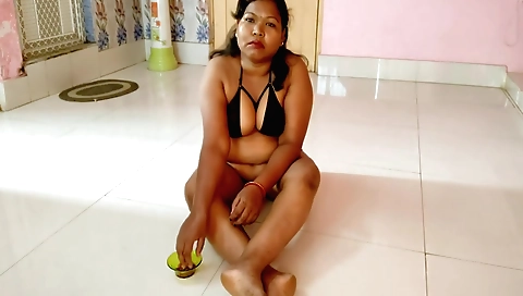 Sexy housewife 18+ shows off her lovely curves in the video