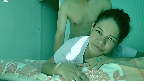 Amateur video shows a deepthroat and some sexual action