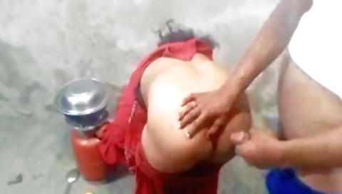 Big ass brunette babe plays outdoor video on her camera