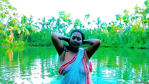 Big tits brunette milf doing a nice pose solo scene