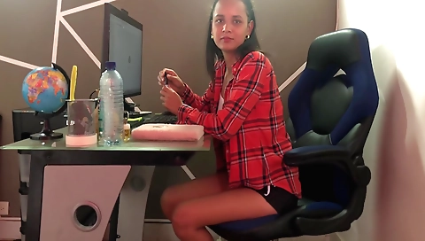 Deepthroat of a brunette pornstar in amateur porn movie