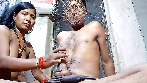 Indian brunette takes a hard cock and fills her face