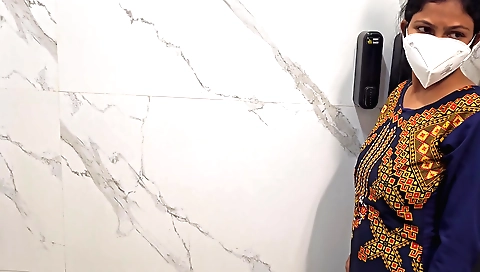 Amateur brunette shows off her sexy body in the bathroom