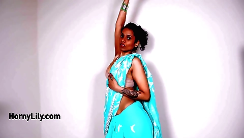 Indian pornstar dances on webcam in amateur sex video