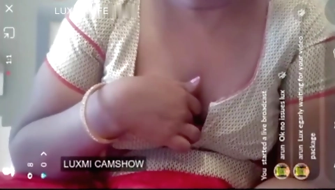 Live camshow with her natural body and beautiful pussy