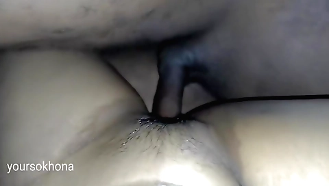 Indian amateur chick with a beautiful face gets a handjob