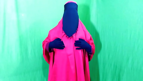 Beauty plays with fingers in her sexy masturbation