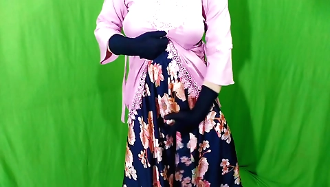 Solo housewife masturbates in bed in her favorite lingerie