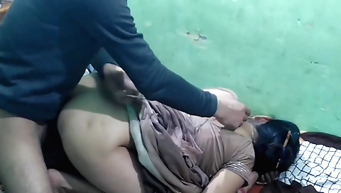 Amateur brunette takes her boyfriend's dick in mouth