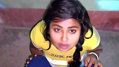 Indian hottie has a nice natural body and she is very sexy