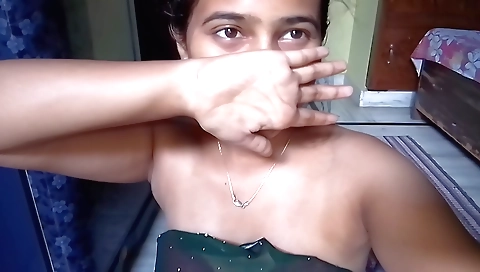 Indian dancer shows off her boobies and body in a solo
