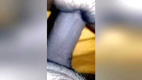 Indian babe gives her pussy the dildo that she made