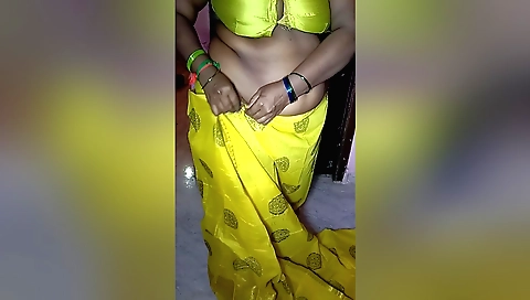 Indian amateur naked chick shows her big ass and pussy