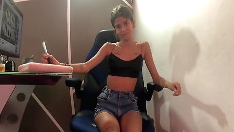 Hot amateur brunette gets a hard dick in her mouth