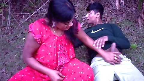 Indian girl with a nice body gets her pussy stretched