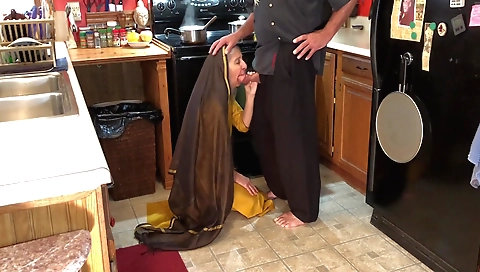 Indian step-sister rumbles her clit in the sex video