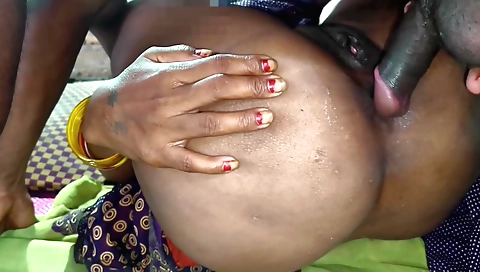 Indian amateur showing off her pussy in a big ass scene