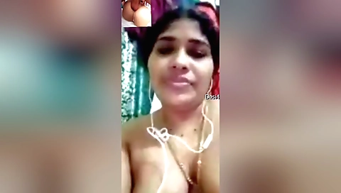 Bhabhi shows off her huge boobs in this sexy amateur clip