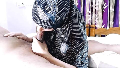 Chubby muslim chick exposing her face and pussy on camera