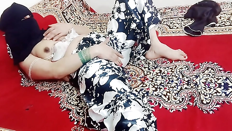 Indian chick with big ass fucks a cock in her pussy