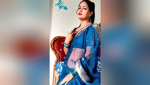 Indian chick sucks a cock while riding in the train