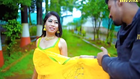 Pretty brunette girl Ki chudai barish mausam me desi style me