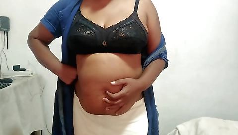 Indian babe in black lingerie makes homemade video