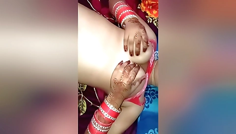 Hot indian girlfriend fucks herself in a sexy solo